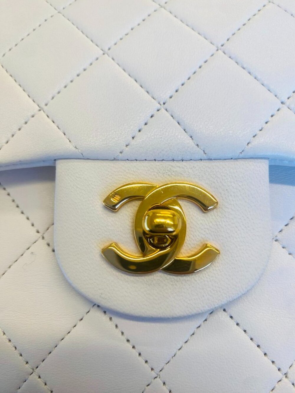 White Chanel Flap Bag Small Classic Flap White Lambskin Gold Hardware Vintage - Picture 15 of 15